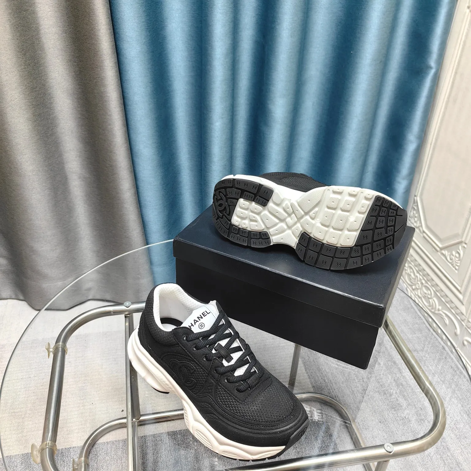 p680🐮🐮Chanel Chanel dad shoes, men and women couples - 2025 counter top casual sports shoes This classic design; the upper is electro-embroidered with a variety of techniques; the outsole is fashionable and sporty; it is unusual to incorporate a variety of color matching elements... The diversified mix and match is very beautiful and versatile, casual, fashionable, sports and outdoor can be taken into account... ꫛꫀꪝ Go➫ Material: ❶Upper is made of: Original imported first-layer silk cowhide + original waterproof cloth + original first-layer cowhide ❷Inner lining: original sheep lining + mesh ❸Outsole based on: original TPU combination outsole Special counter boutique packaging complete set for women 35–41